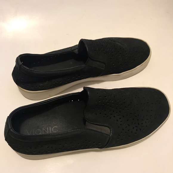 Women’s Vionic black leather laser cut shoe size not listed but shoe fits 9 1/2 - Picture 6 of 7